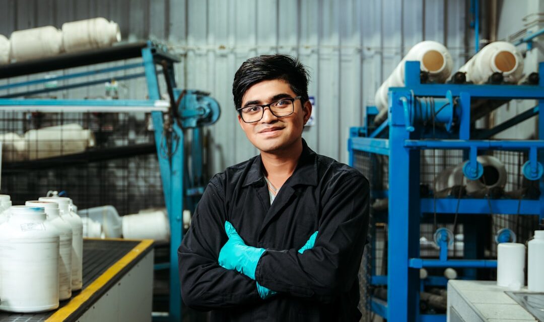 Um Homem Parado Em Uma Fabrica Com Os Bracos Cruzados _Nkk Jv56Pc