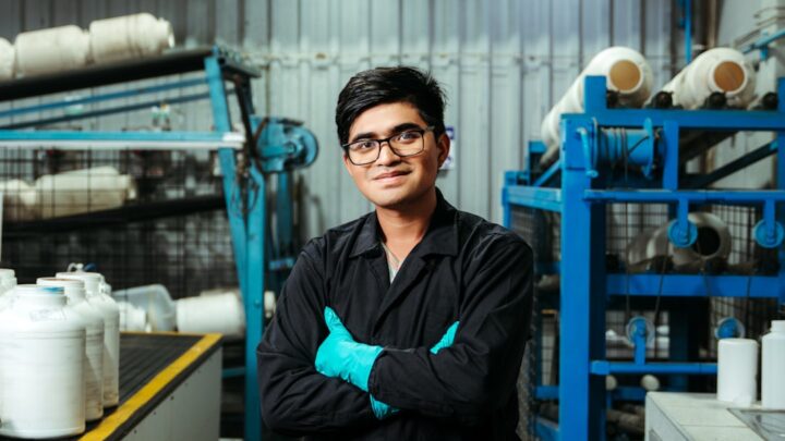 Um Homem Parado Em Uma Fabrica Com Os Bracos Cruzados _Nkk Jv56Pc