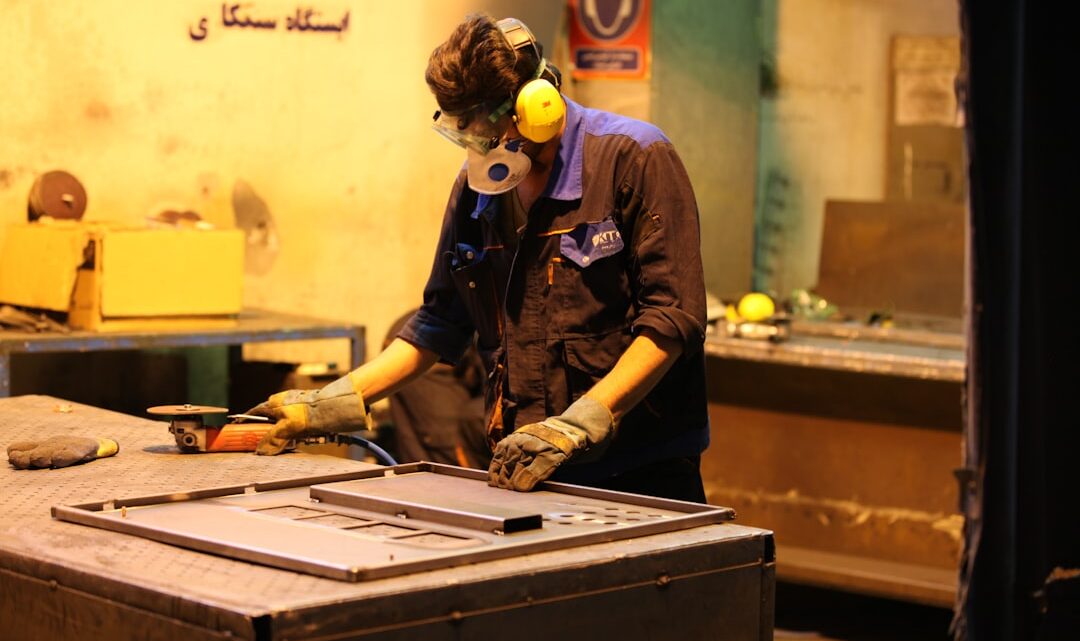 Homem Em Uniforme De Camuflagem Marrom E Preto Usando Mascara Branca PNZ1vocxz7s