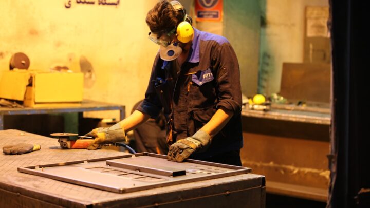 Homem Em Uniforme De Camuflagem Marrom E Preto Usando Mascara Branca PNZ1vocxz7s