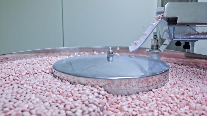 Pequenos Comprimidos Cor De Rosa Caindo Na Superficie De Uma Maquina YsrHdAE9cFw