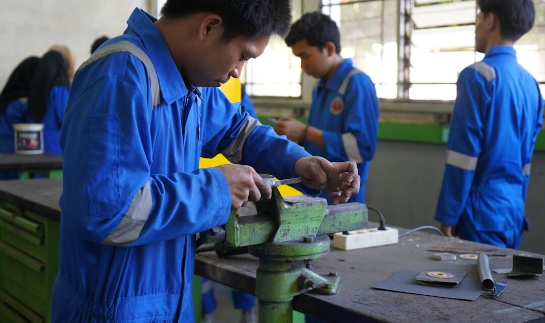 Um Grupo De Homens Trabalhando Em Uma Peca De Metal x2y2rzLMKiA