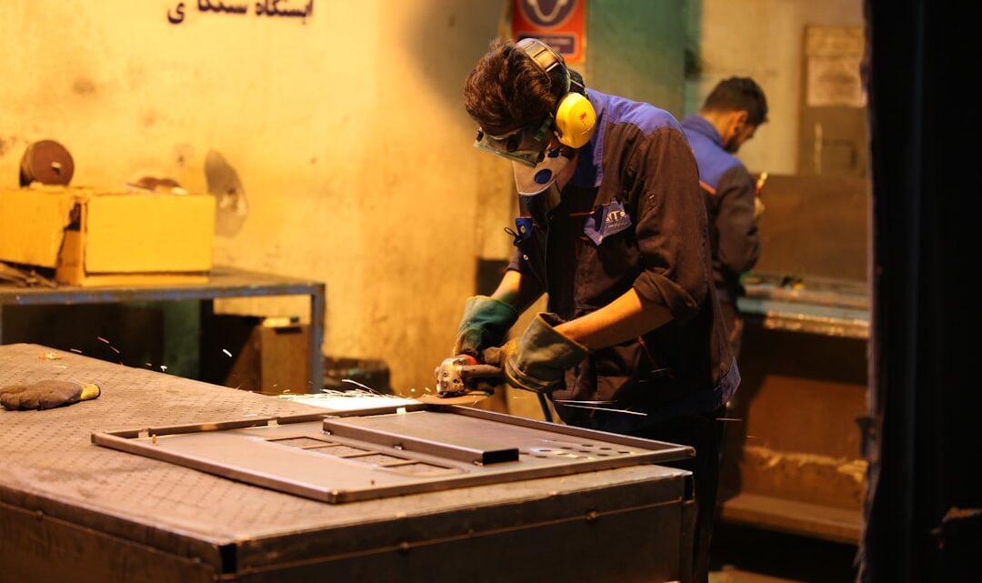 Homem Na Camisa Azul E Calcas Verdes Vestindo Capacete Amarelo hY__gmU8XZw