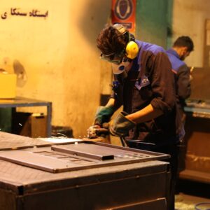 Homem Na Camisa Azul E Calcas Verdes Vestindo Capacete Amarelo hY__gmU8XZw