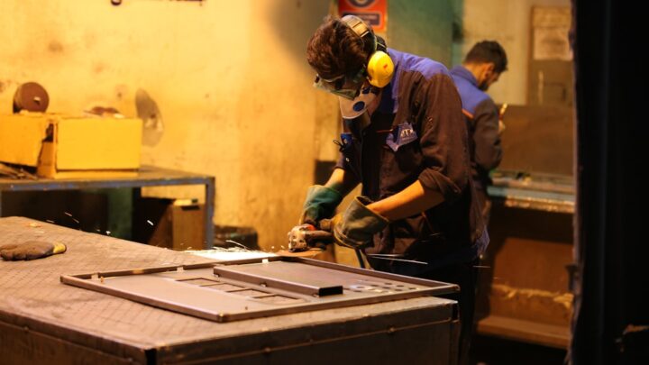 Homem Na Camisa Azul E Calcas Verdes Vestindo Capacete Amarelo hY__gmU8XZw