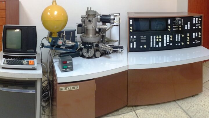 Cafeteira Prateada E Preta Na Mesa De Madeira Branca E Marrom x8Yr3WNs5Jo