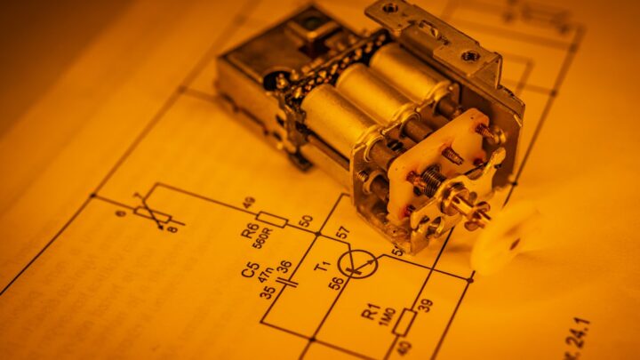 Um Dispositivo Eletrico Colocado Em Cima De Uma Planta Gz5eVQzkNrs
