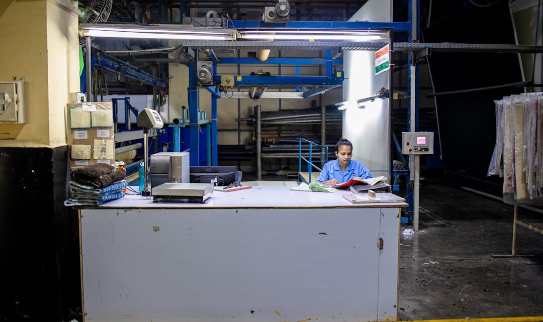 Mulher Trabalha Em Uma Mesa De Controle De Fabrica MrNR0v4HSiU