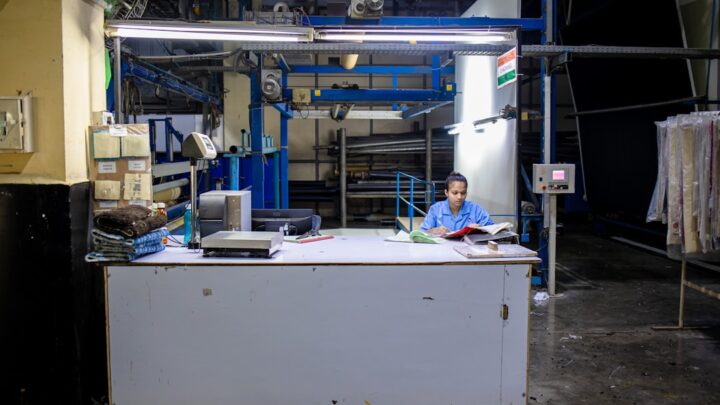 Mulher Trabalha Em Uma Mesa De Controle De Fabrica MrNR0v4HSiU