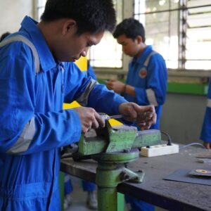 Um Grupo De Homens Trabalhando Em Uma Peca De Metal x2y2rzLMKiA