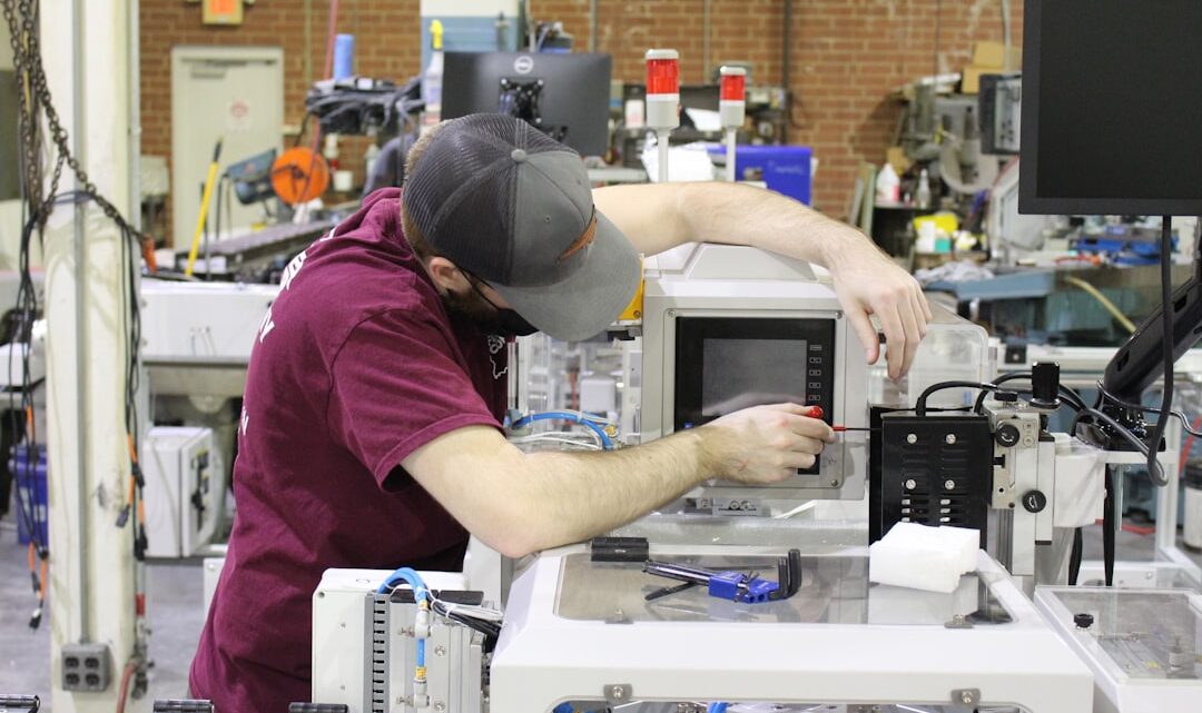 Homem Na Camiseta Vermelha E Bone Preto Na Frente Do Forno De Micro Ondas Branco E Preto MhAtTsgS9mQ
