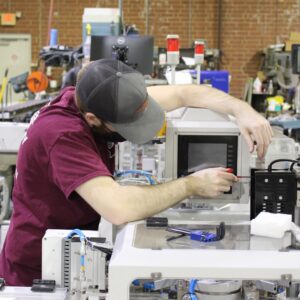 Homem Na Camiseta Vermelha E Bone Preto Na Frente Do Forno De Micro Ondas Branco E Preto MhAtTsgS9mQ