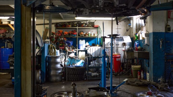 Uma Garagem Cheia De Muitos Tipos Diferentes De Pneus e8JO3zclaZE