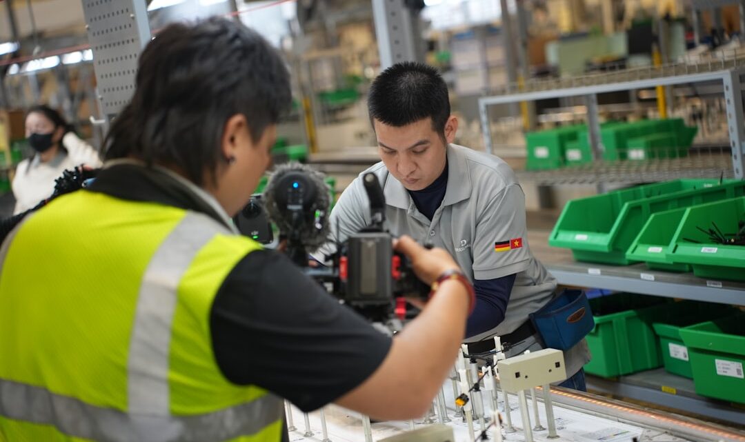 Trabalhadores Montando Componentes Em Uma Linha De Producao De Fabrica C6FKQMijEdc