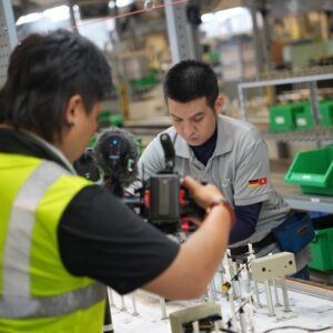 Trabalhadores Montando Componentes Em Uma Linha De Producao De Fabrica C6FKQMijEdc