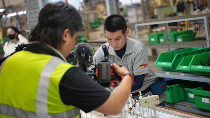 Trabalhadores Montando Componentes Em Uma Linha De Producao De Fabrica C6FKQMijEdc