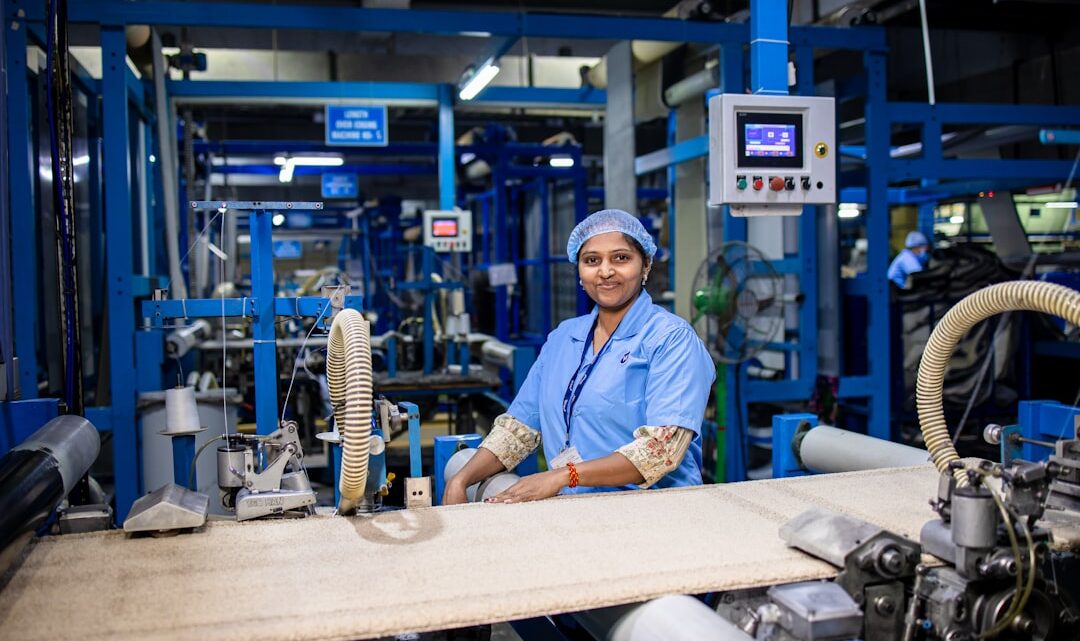 Trabalhador De Fabrica Sorri Enquanto Opera Maquinas vAB4qYJNPJE