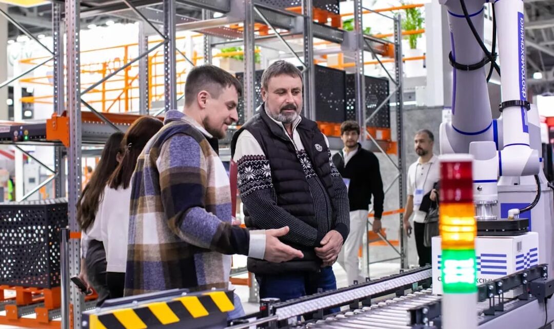 Homens Observam Sistema Automatizado De Correia Transportadora No Armazem 4nfPgBofTs4