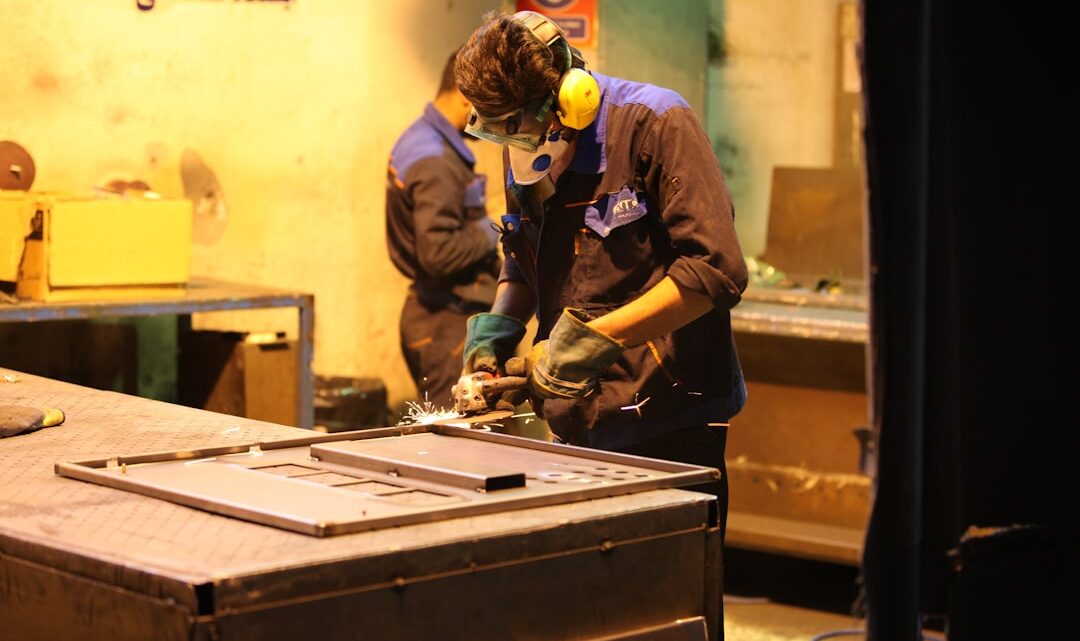 Homem Na Camisa Vermelha De Manga Comprida E Capacete Amarelo Segurando Caixa De Madeira Marrom USL4x8YMbs4
