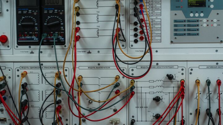 Um Monte De Fios E Outros Equipamentos Eletricos QCOg4dicY74
