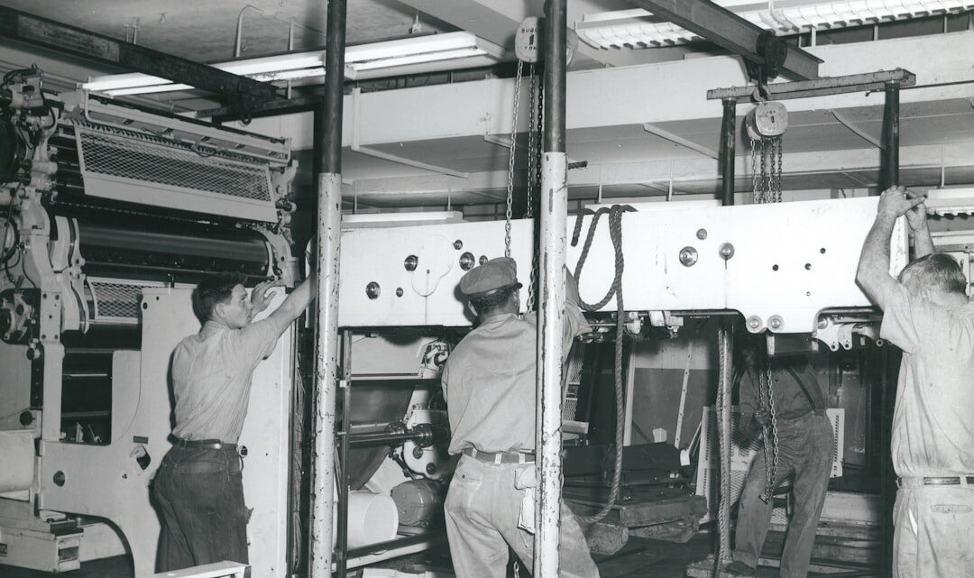 Foto Em Tons De Cinza De Pessoas Que Trabalham 8I6msQkEZG0