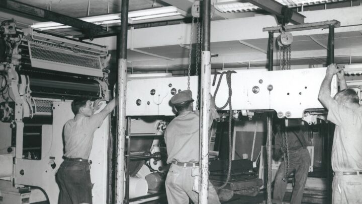 Foto Em Tons De Cinza De Pessoas Que Trabalham 8I6msQkEZG0