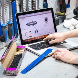 Um Homem Que Trabalha Em Um Laptop Cercado Por Ferramentas KeLUeVSplNY