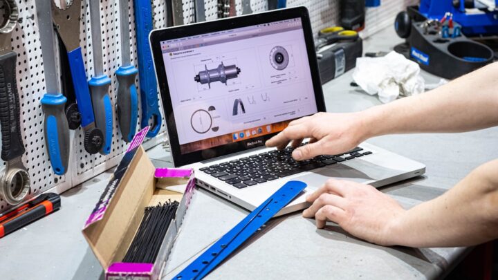 Um Homem Que Trabalha Em Um Laptop Cercado Por Ferramentas KeLUeVSplNY