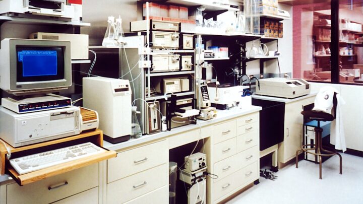 Monitor De Mesa Ao Lado Da Torre Do Computador Na Sala Interna NaqHdUS5mno