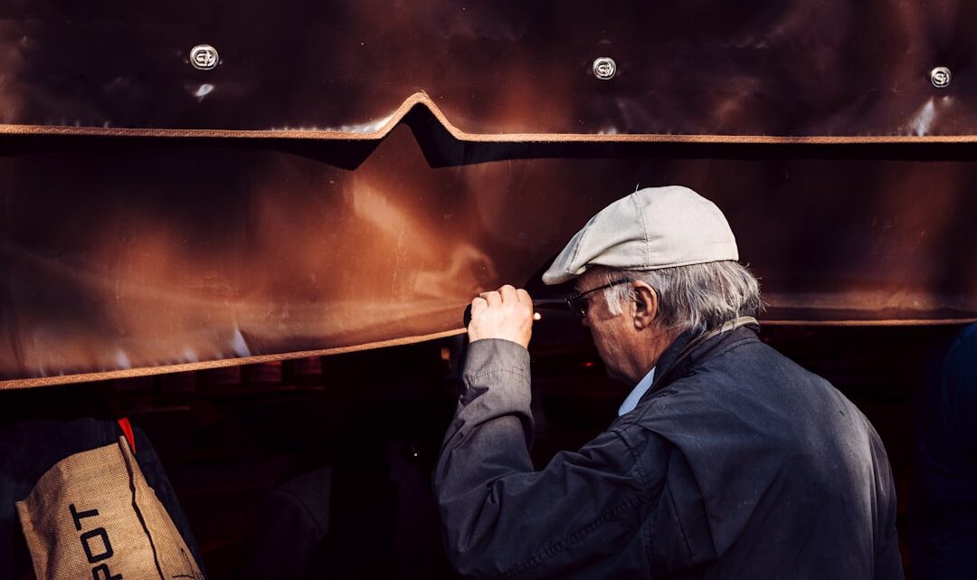 Um Homem Em Um Chapeu Branco E Uma Bolsa Marrom F9Hqj63UB1M