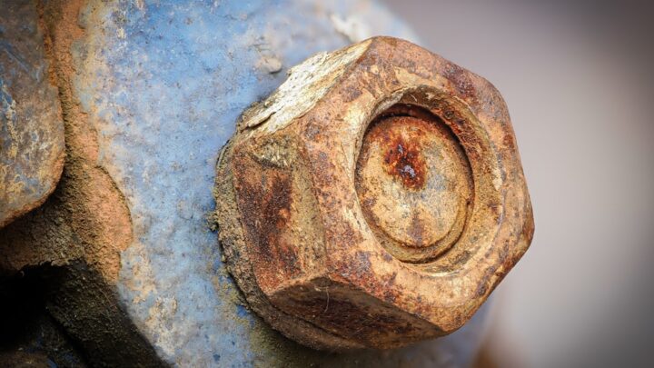 Um Objeto De Metal Enferrujado Com Um Buraco No Meio dKtTMgAONQk