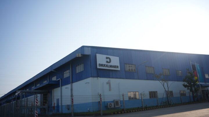 Predio Industrial Azul Com Logotipo Da Empresa Sob Ceu Limpo fb2leZe8xfQ