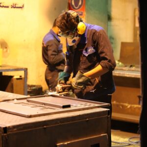Homem Na Camisa Vermelha De Manga Comprida E Capacete Amarelo Segurando Caixa De Madeira Marrom USL4x8YMbs4