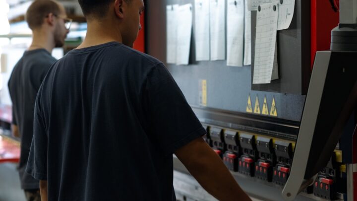 Dois Homens Trabalhando Em Uma Maquina Em Uma Fabrica RAwn1QFwfss