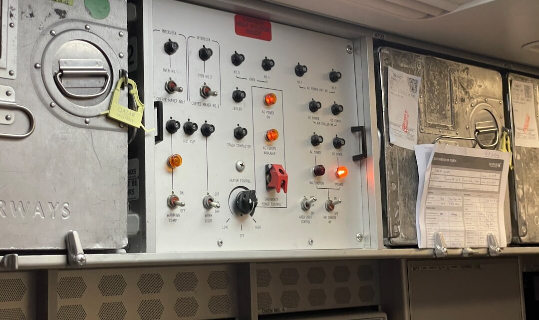 O Painel De Controle De Um Aviao Com Muitos Botoes At4vx7KbAI