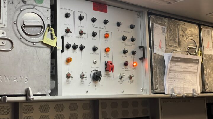 O Painel De Controle De Um Aviao Com Muitos Botoes At4vx7KbAI