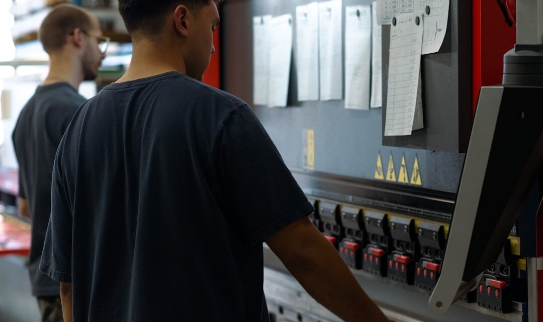 Dois Homens Trabalhando Em Uma Maquina Em Uma Fabrica RAwn1QFwfss