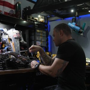 Um Homem Sentando Em Um Bar Trabalhando Ligado Um Maquina DjQDmpt0Tl0