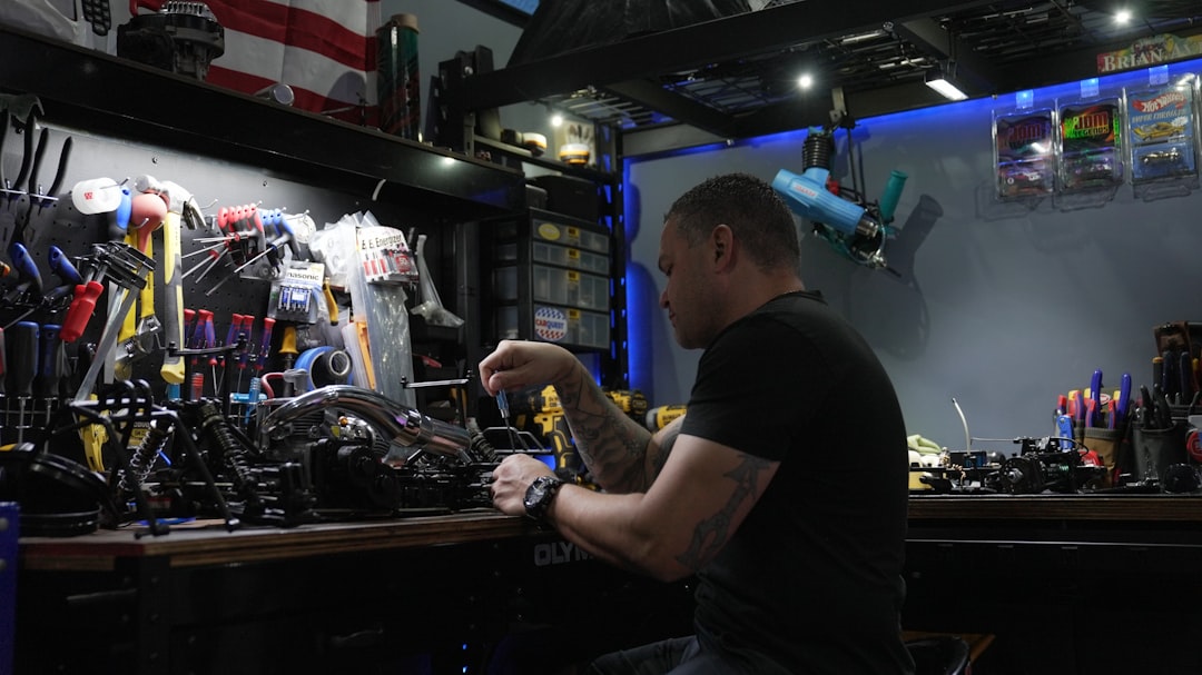 Um Homem Sentando Em Um Bar Trabalhando Ligado Um Maquina DjQDmpt0Tl0