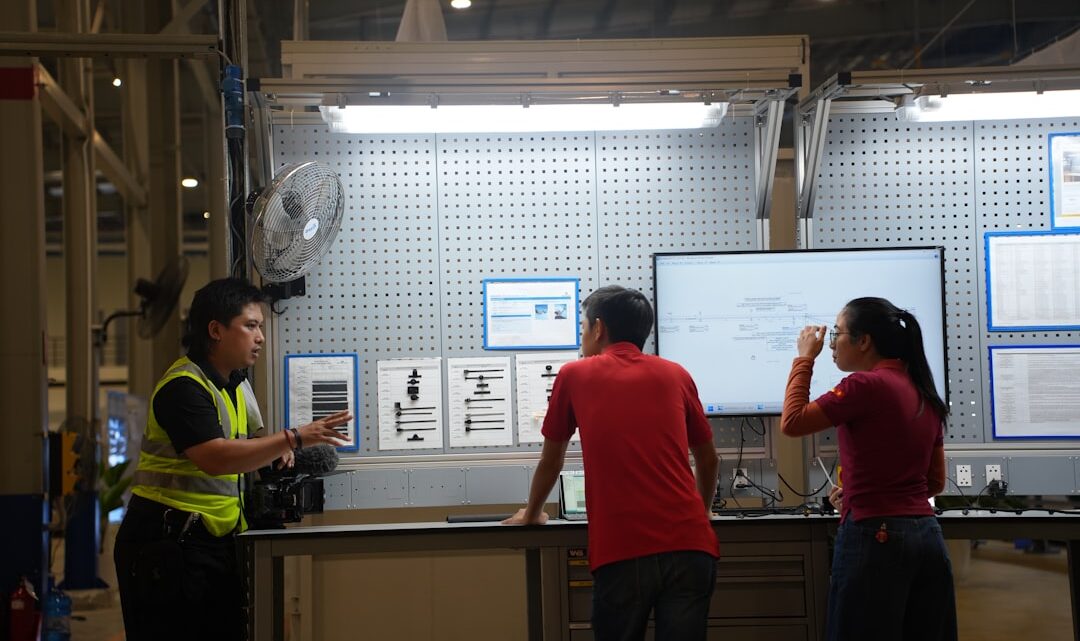 Tres Pessoas Discutindo Um Diagrama Em Uma Tela jV2Wdl1HOs4