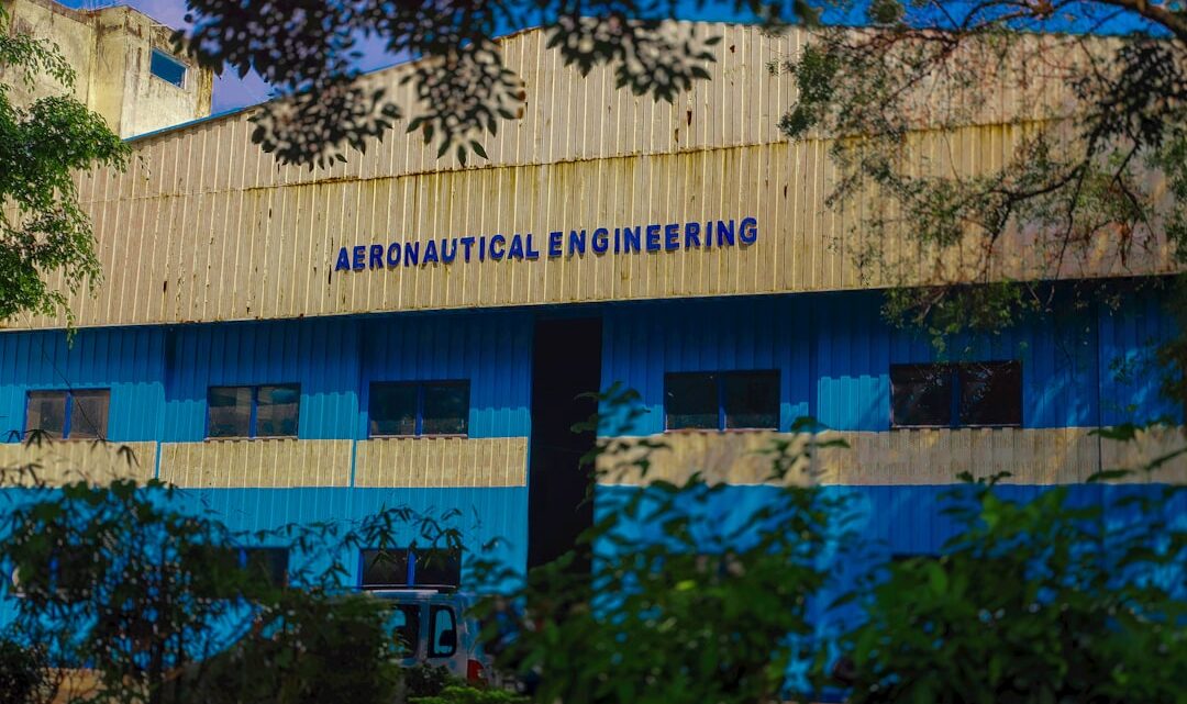 Um Edificio Azul E Amarelo Com Arvores a Sua Frente wz9q9gkEotI