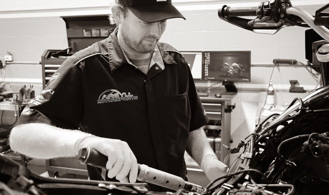 Um Homem Que Trabalhava Em Uma Motocicleta Em Uma Garagem rRPv kgXCKI