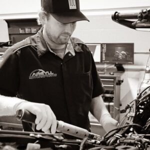 Um Homem Que Trabalhava Em Uma Motocicleta Em Uma Garagem rRPv kgXCKI