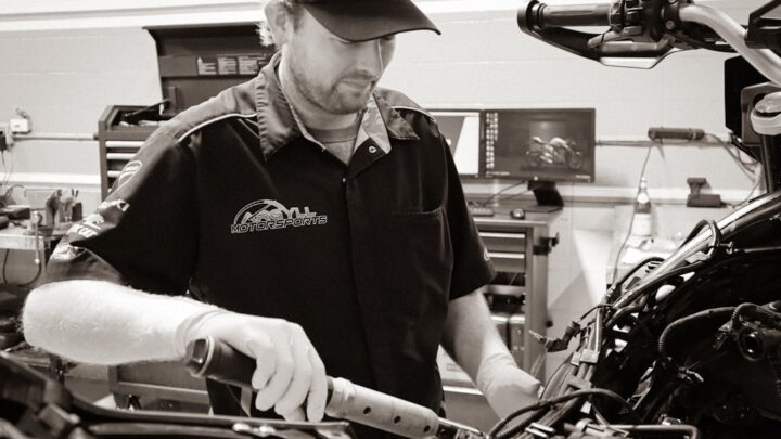 Um Homem Que Trabalhava Em Uma Motocicleta Em Uma Garagem rRPv kgXCKI