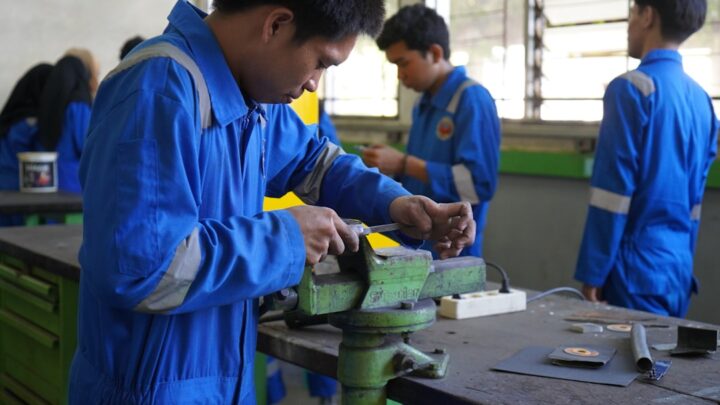 Um Grupo De Homens Trabalhando Em Uma Peca De Metal x2y2rzLMKiA