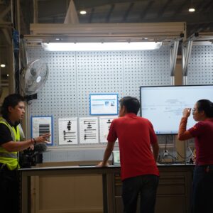 Tres Pessoas Discutindo Um Diagrama Em Uma Tela jV2Wdl1HOs4