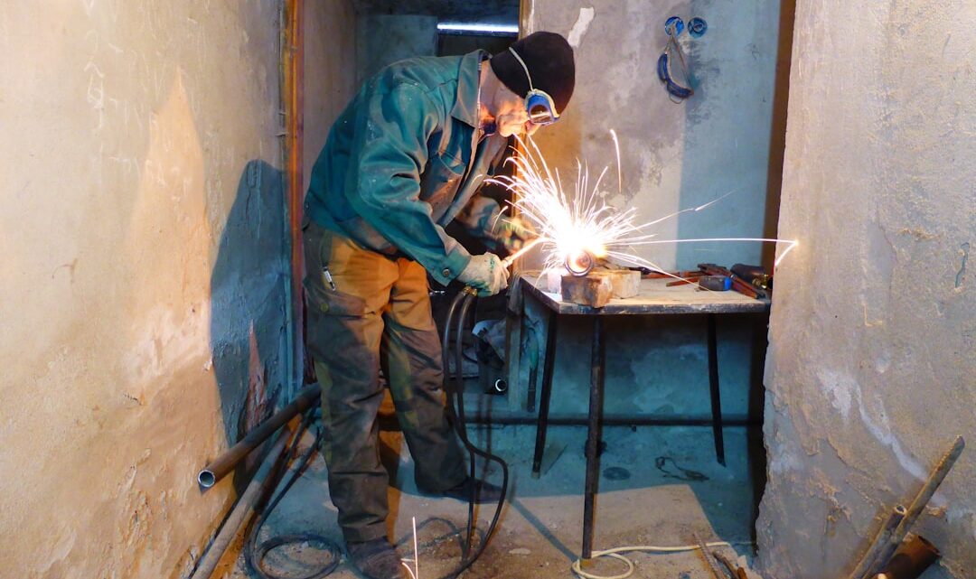 Homem Na Jaqueta Verde E Calcas Pretas Segurando O Fogo mun6ABiRJws