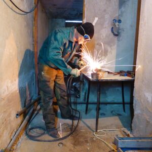 Homem Na Jaqueta Verde E Calcas Pretas Segurando O Fogo mun6ABiRJws