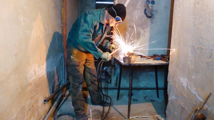 Homem Na Jaqueta Verde E Calcas Pretas Segurando O Fogo mun6ABiRJws