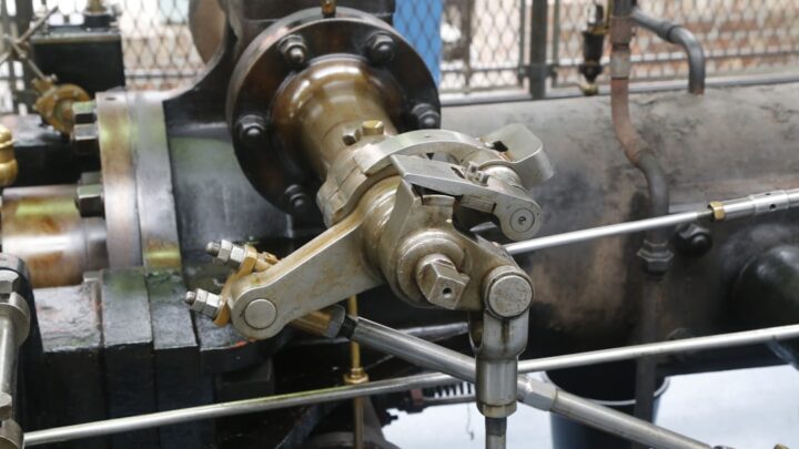 Um Close up De Uma Maquina Que Esta Funcionando BW4Fp1_sorw